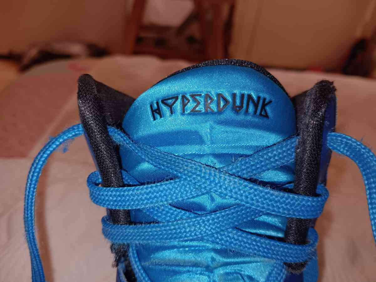 NIKE SNEAKERS - Barnstable, Massachusetts