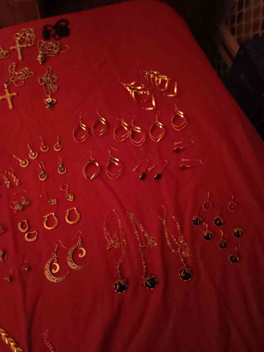 Lot of Costume Jewelry Assorted Fashion Jewelry - Ocala, Florida - FleaMarketBay