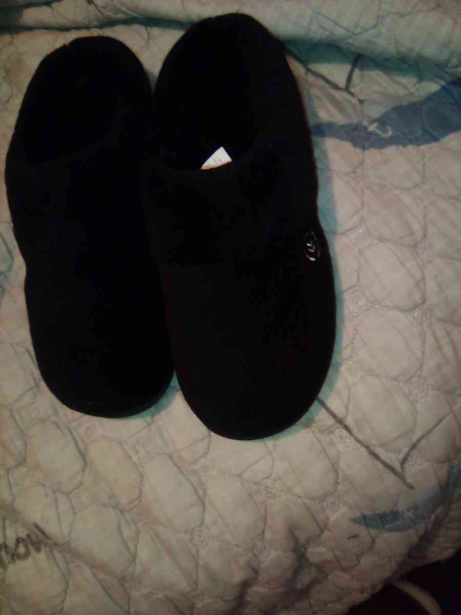 womans Filas shoe size 10 and womans house shoes size 95 10 - Los Angeles, California - FleaMarketBay