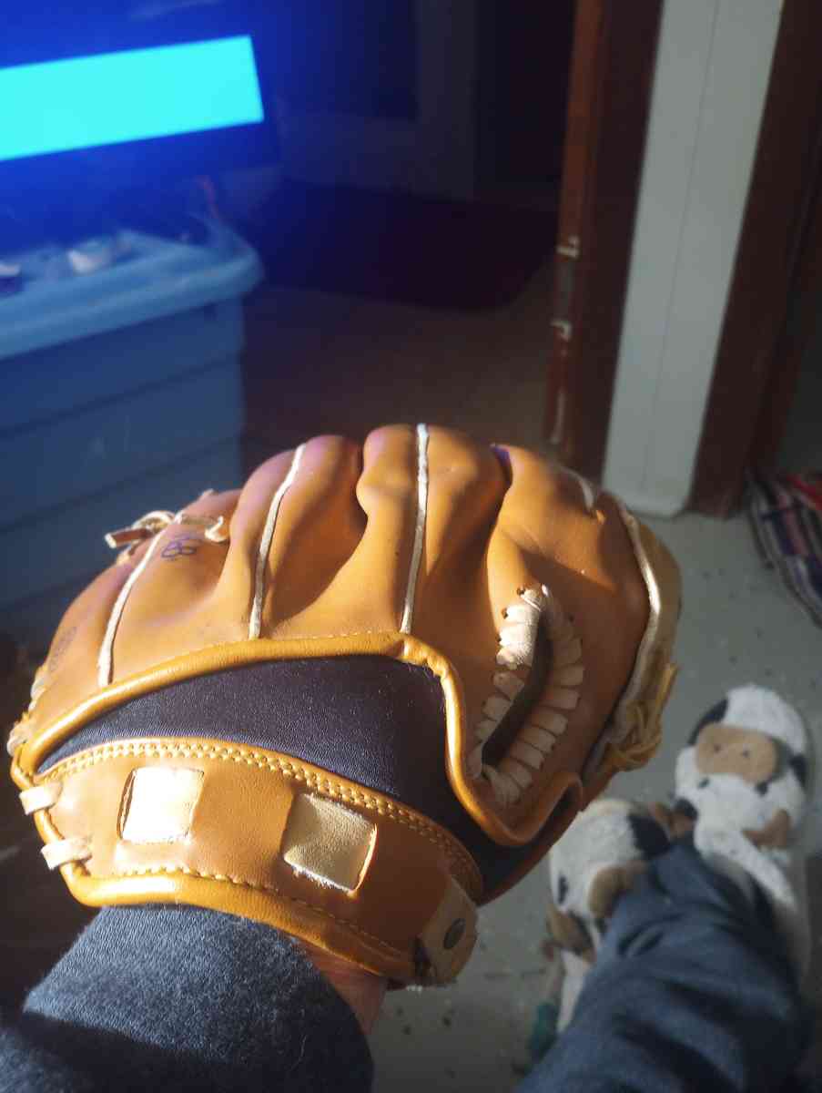 Louisville slugger baseball glove size 125 - Baltimore, Maryland - FleaMarketBay