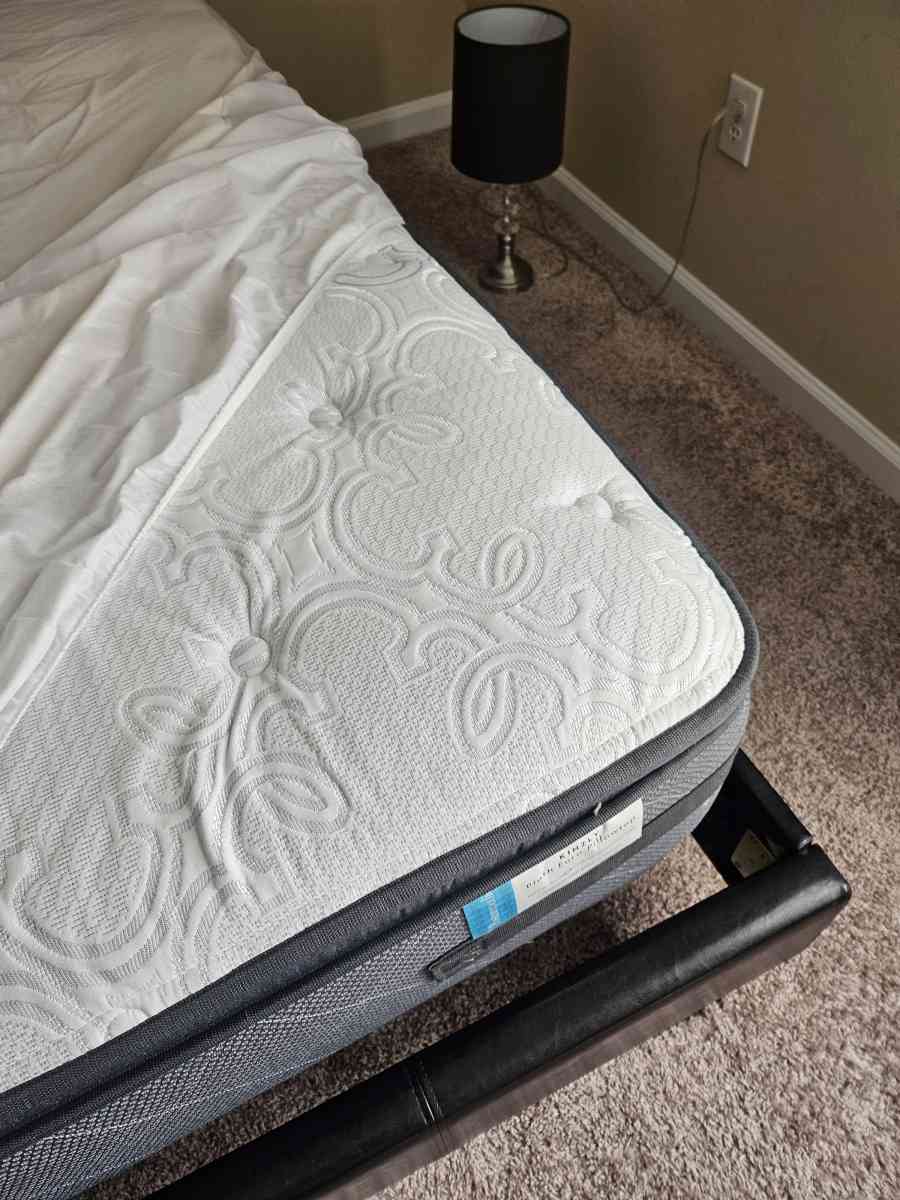 Queen size bed - Raleigh, North Carolina - FleaMarketBay
