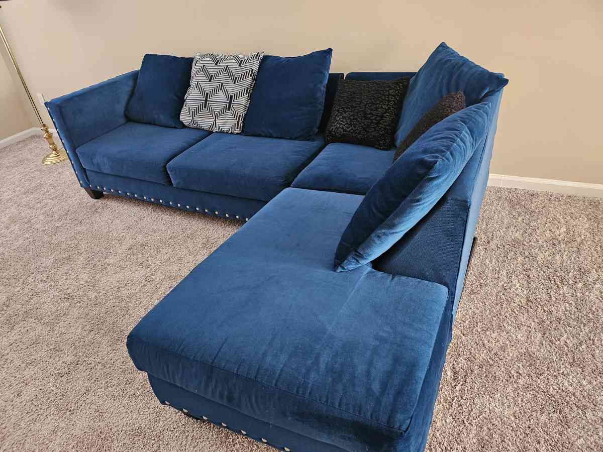 L couch - Raleigh, North Carolina - FleaMarketBay