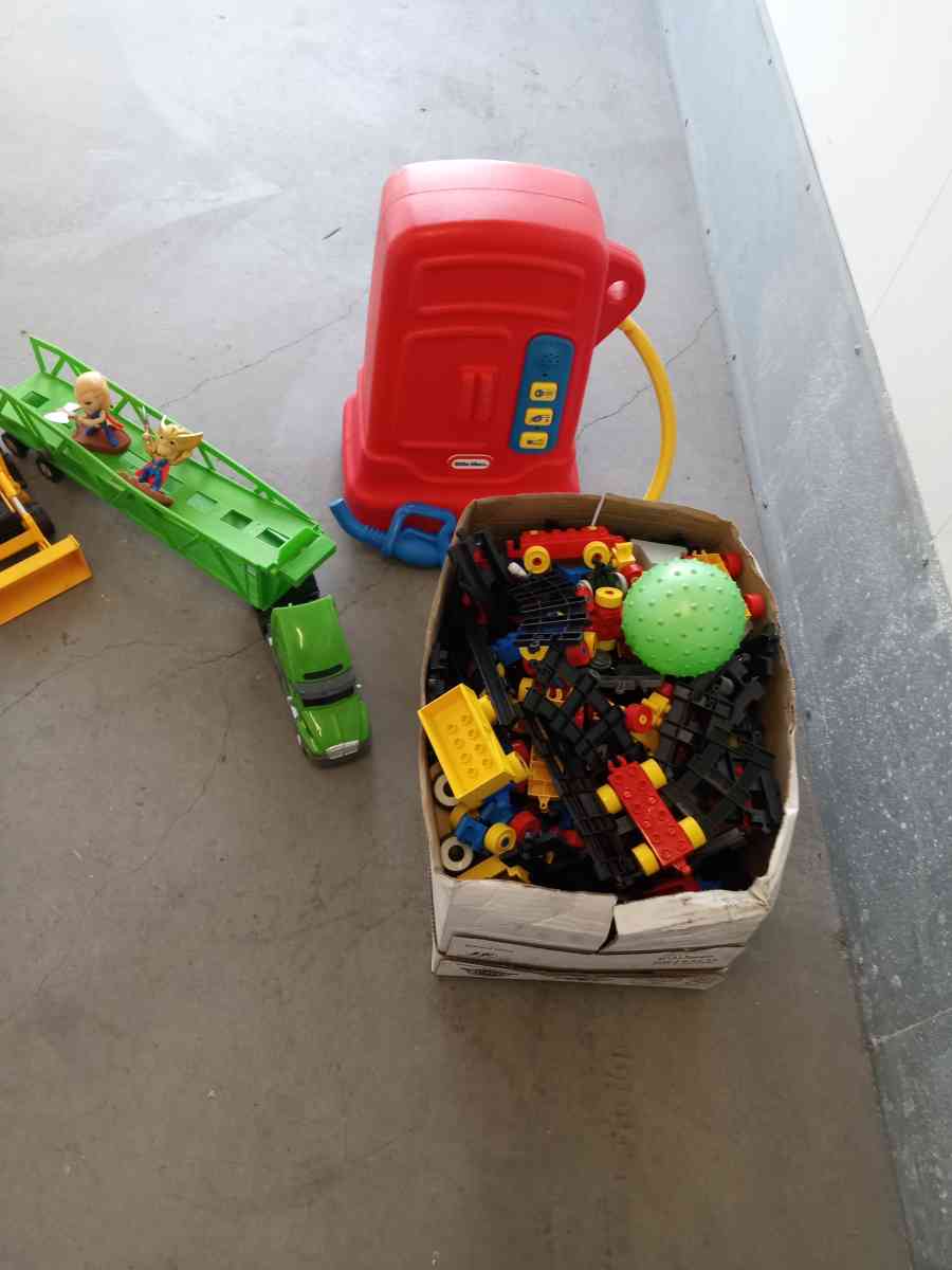 toys toys - Adelanto, California - FleaMarketBay