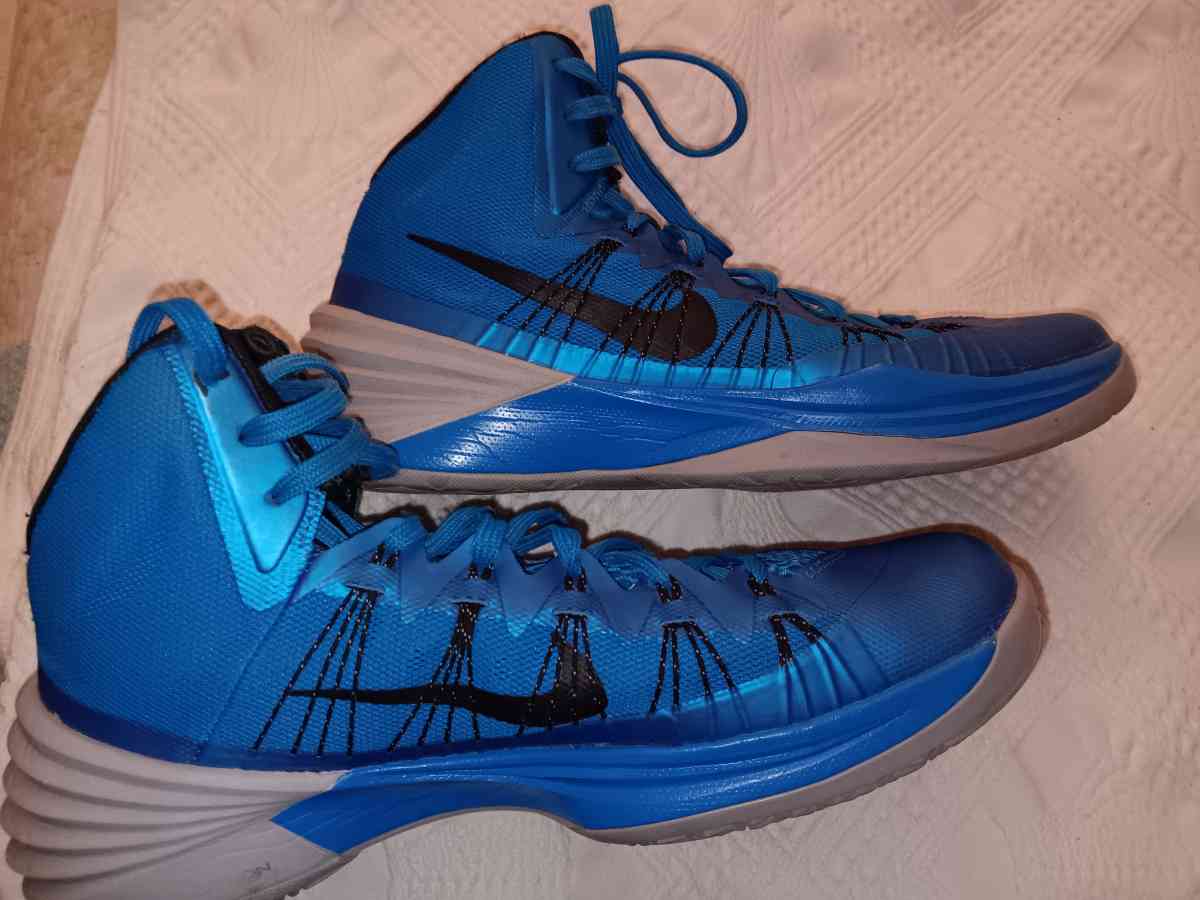 NIKE SNEAKERS - Barnstable, Massachusetts - FleaMarketBay