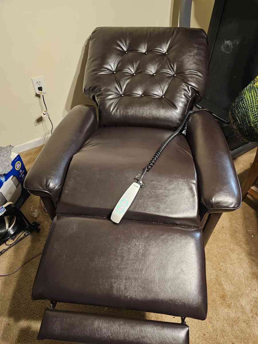 Remote Control lift Chair Recliner - Rockingham, North Carolina - FleaMarketBay