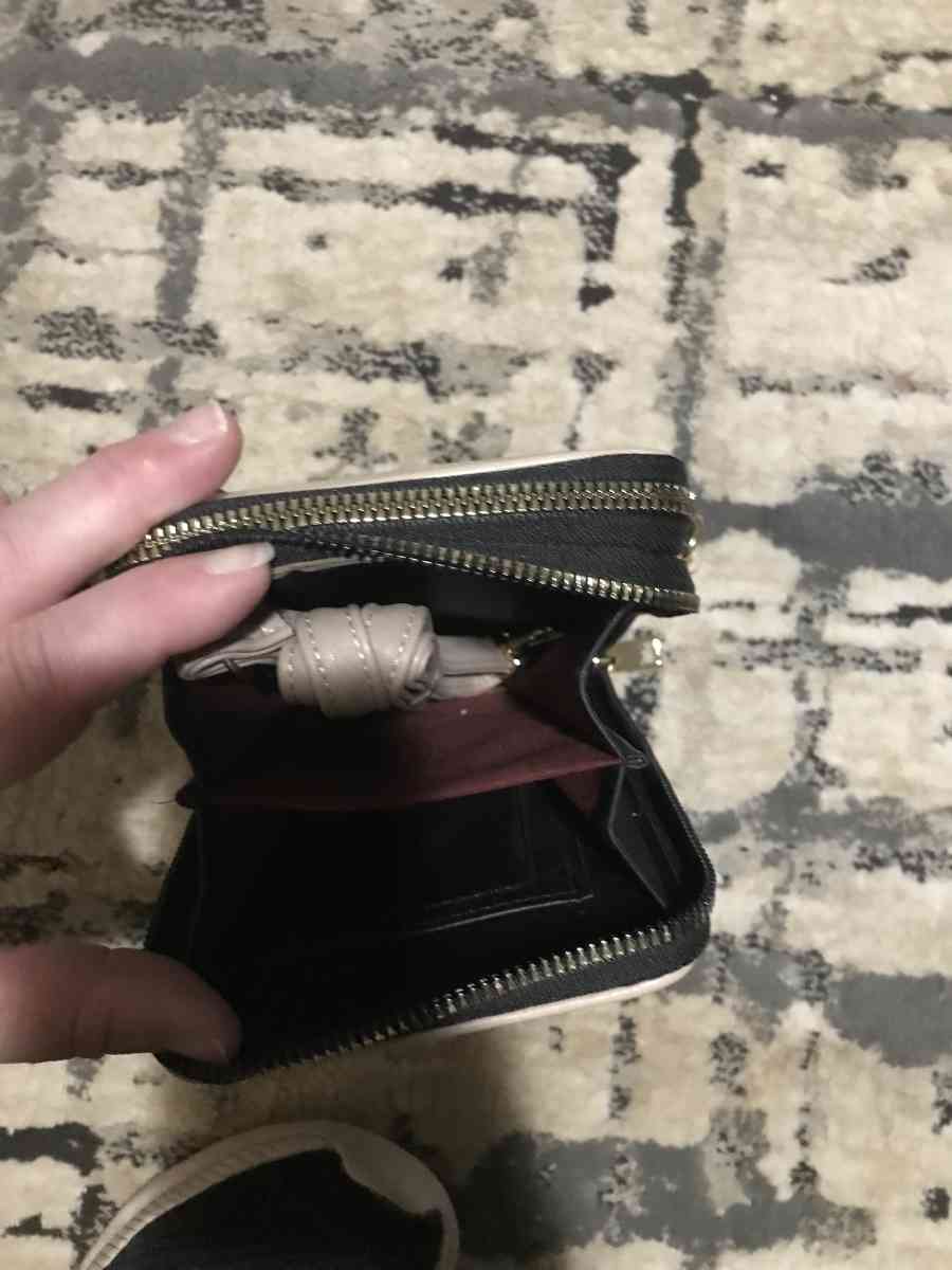 womans crossbody purse - Mc Lean, Virginia - FleaMarketBay