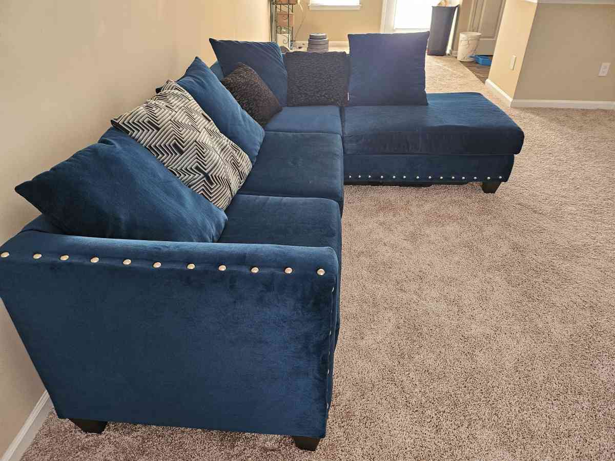 L couch - Raleigh, North Carolina - FleaMarketBay