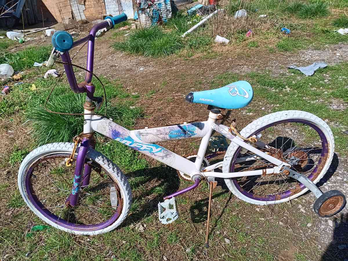 little girl bike that has been sitting for a few years now - Cullman, Alabama - FleaMarketBay