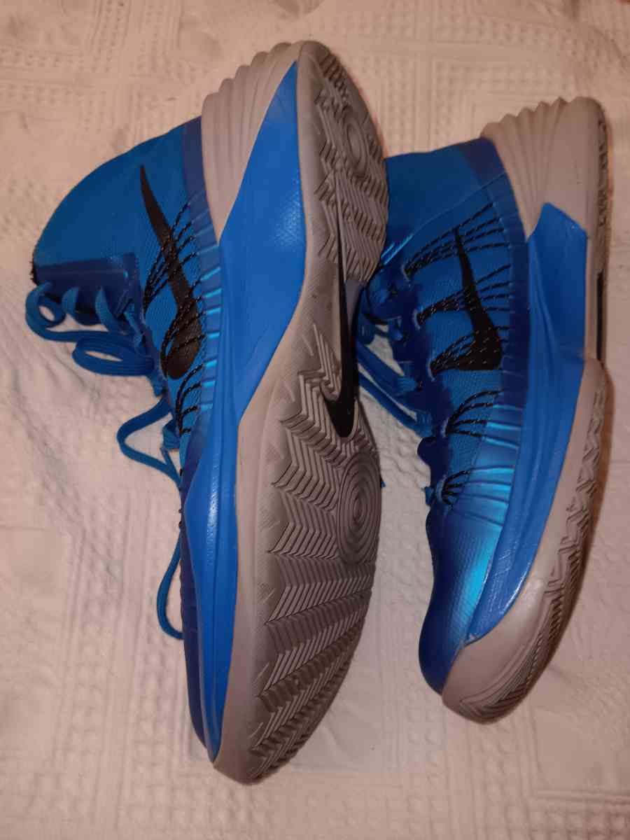 NIKE SNEAKERS - Barnstable, Massachusetts - FleaMarketBay