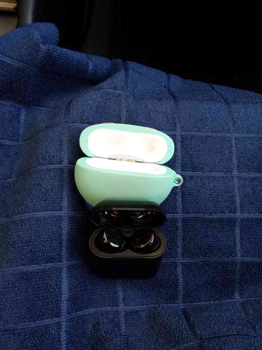 the earbuds case good sound  TOZZO Free one case - Adelanto, California - FleaMarketBay