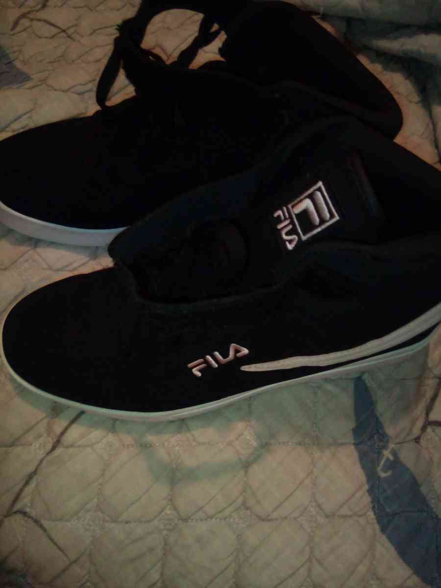 womans Filas shoe size 10 and womans house shoes size 95 10 - Los Angeles, California