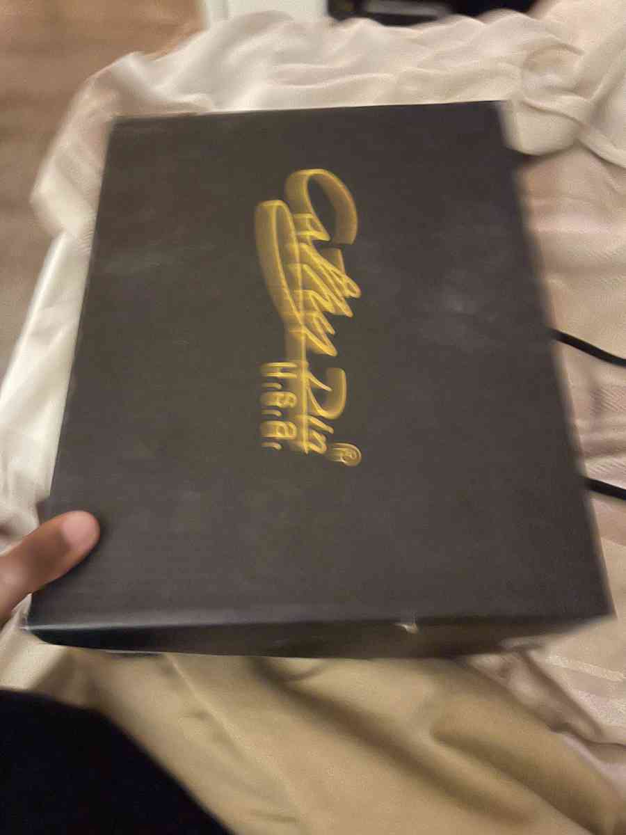 RED HEELS - Las Vegas, Nevada - FleaMarketBay