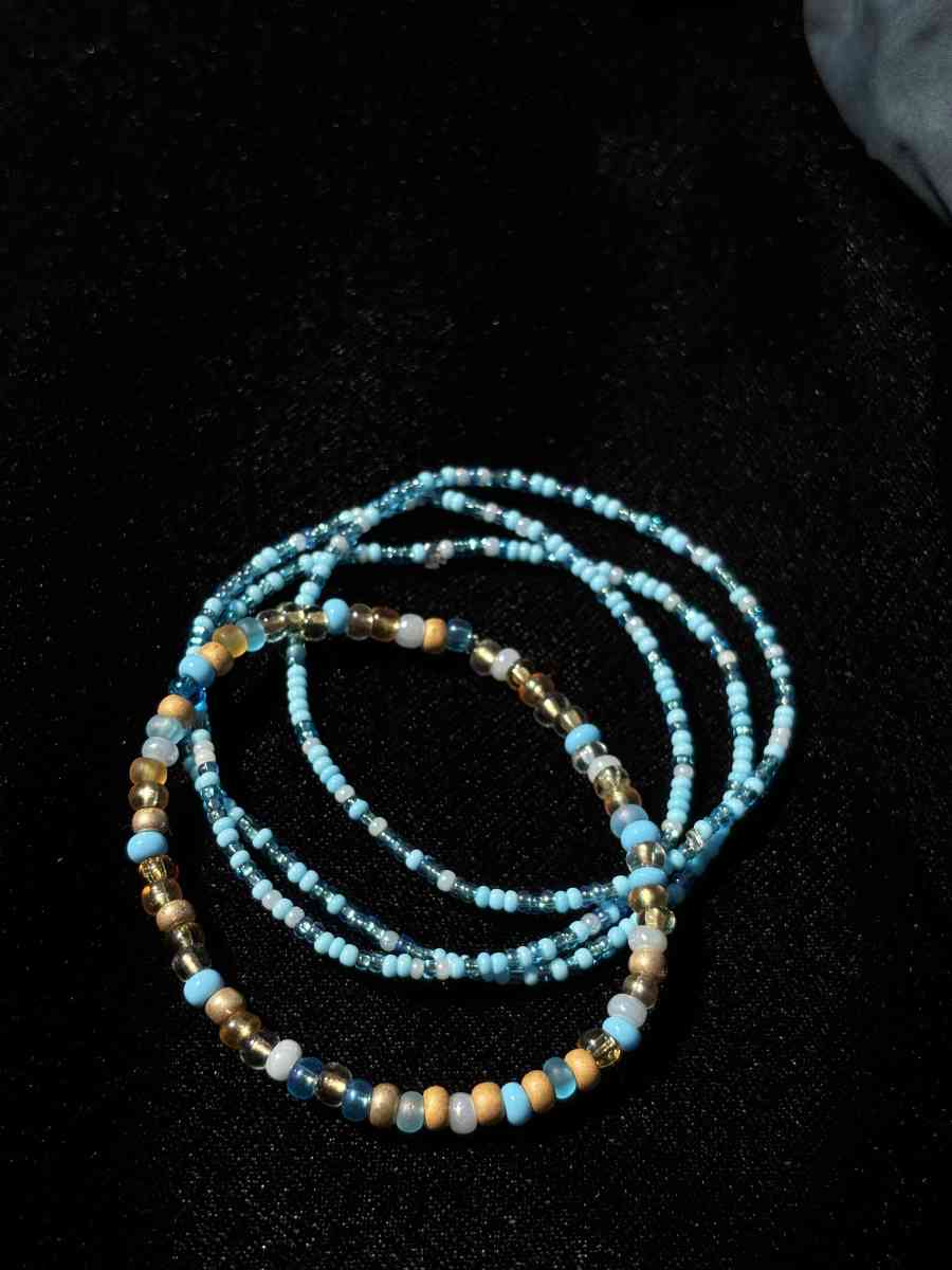 Set of 4 elastic blue and gold beaded bracelets - Tehachapi, California