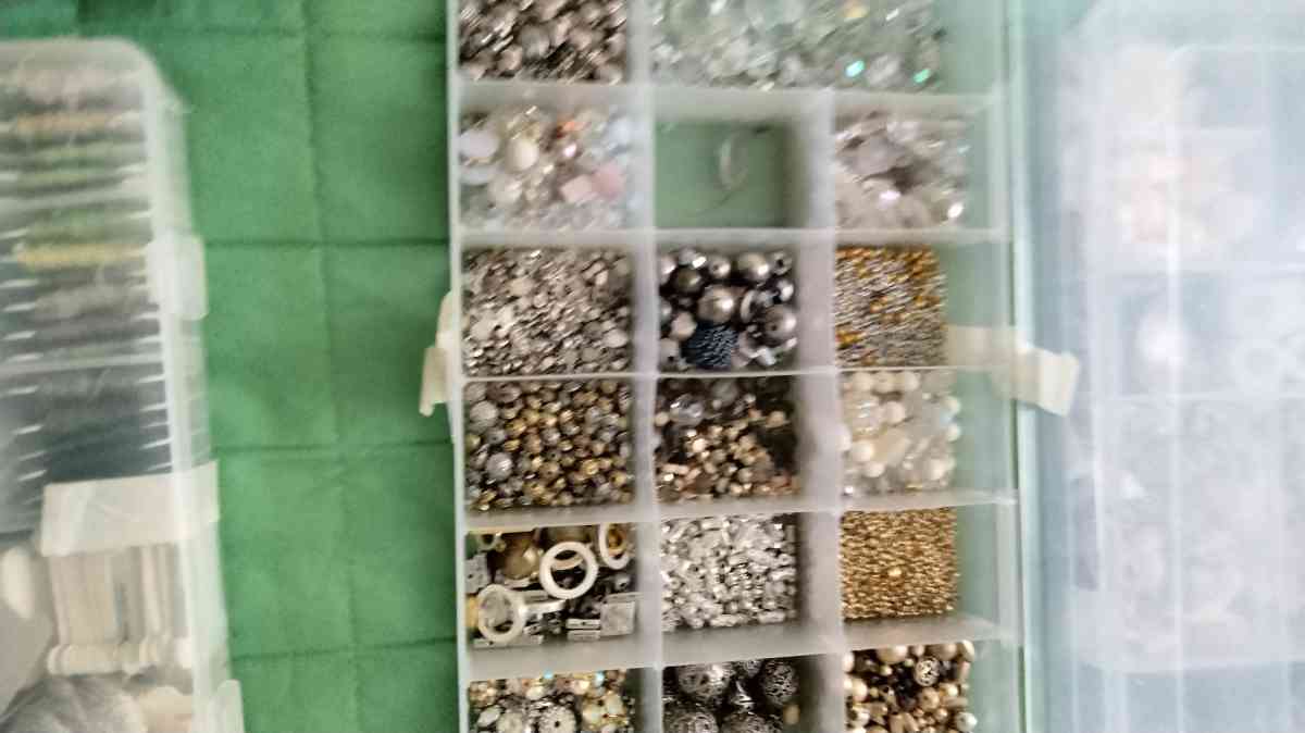 lots of gems and stones to make jewelry - Catasauqua, Pennsylvania - FleaMarketBay