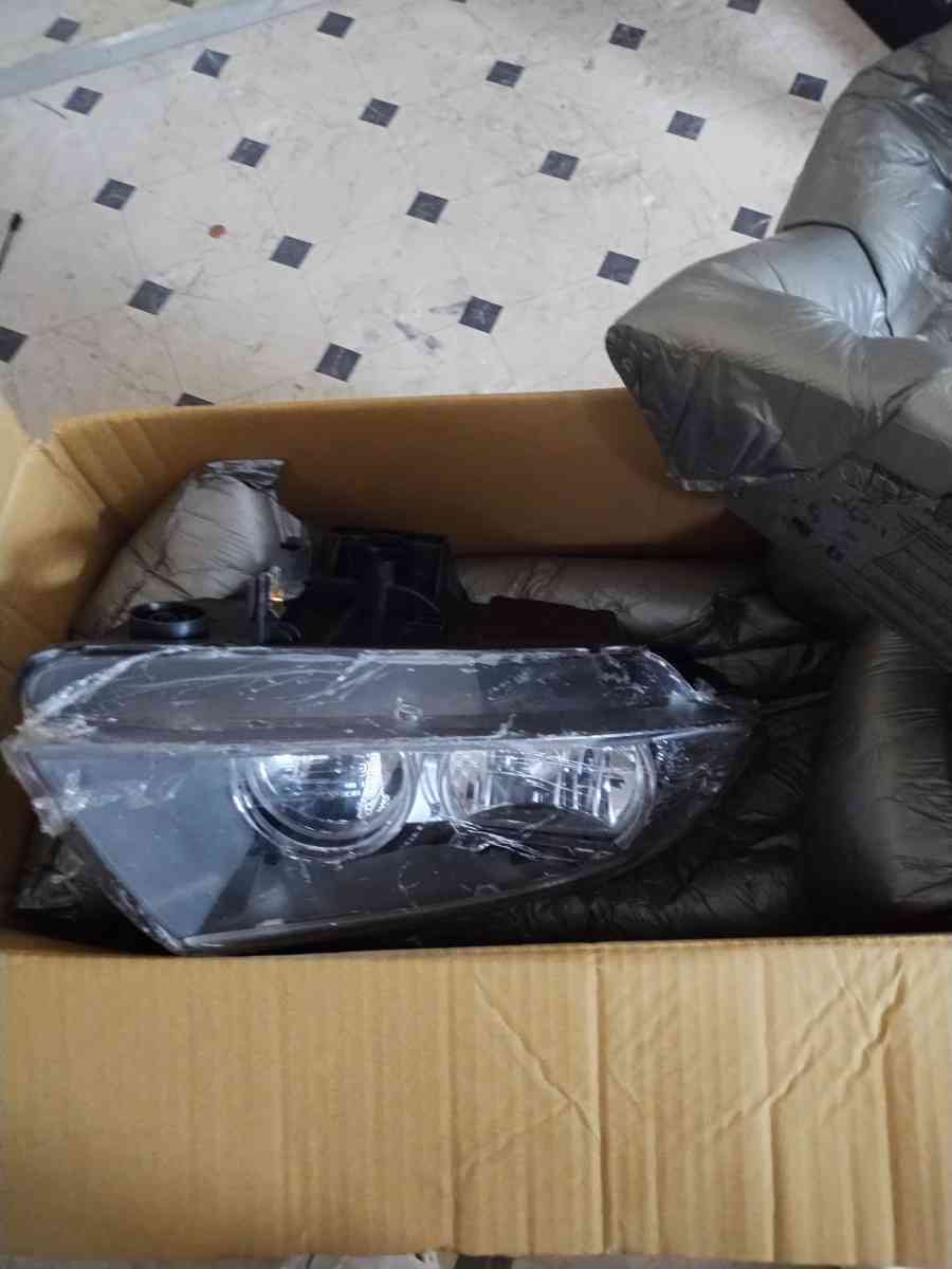 2011 BMW right side headlight - Jacksonville, Florida - FleaMarketBay