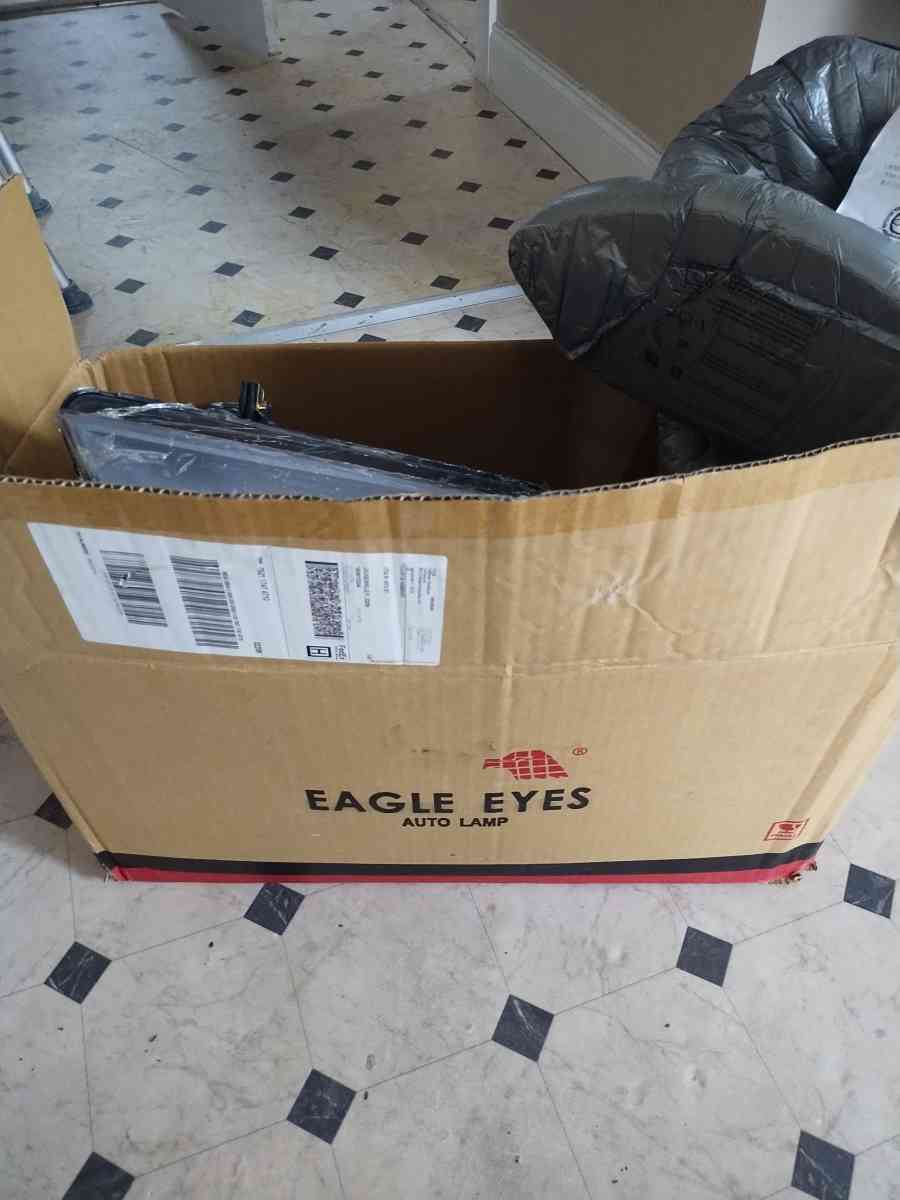 2011 BMW right side headlight - Jacksonville, Florida - FleaMarketBay