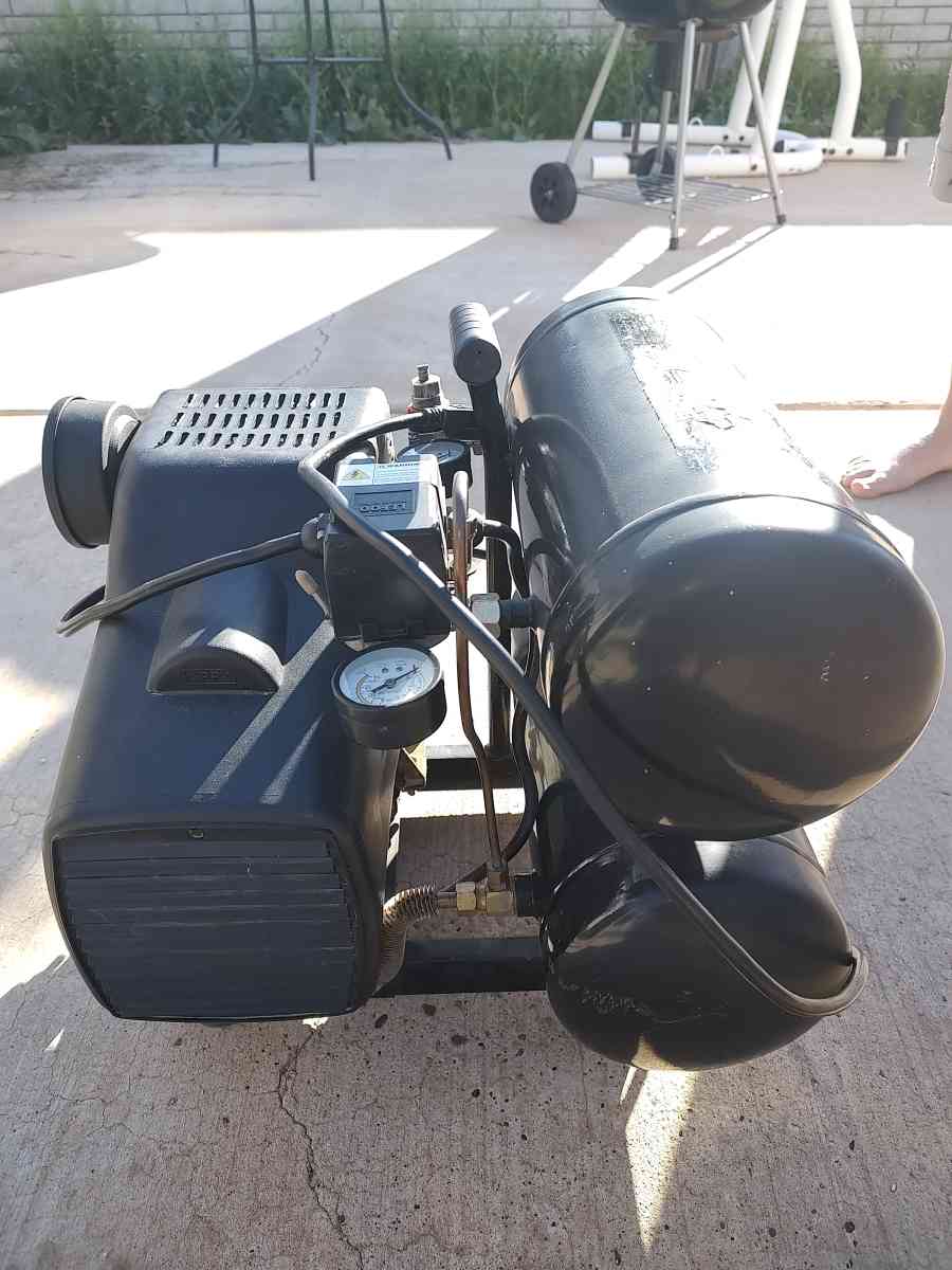 Twin tank air compressor - Arizona City, Arizona