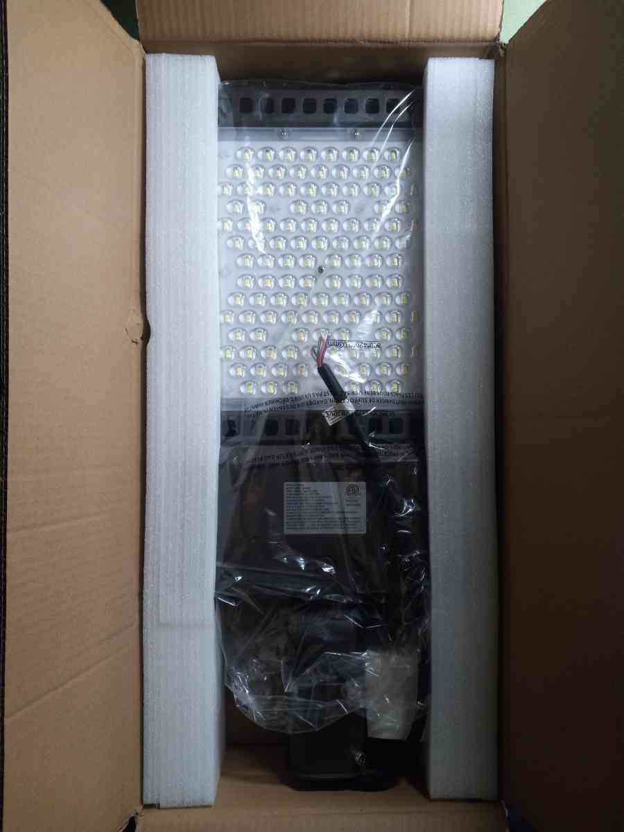 Outside LED light 300w 5000k - Batavia, Ohio