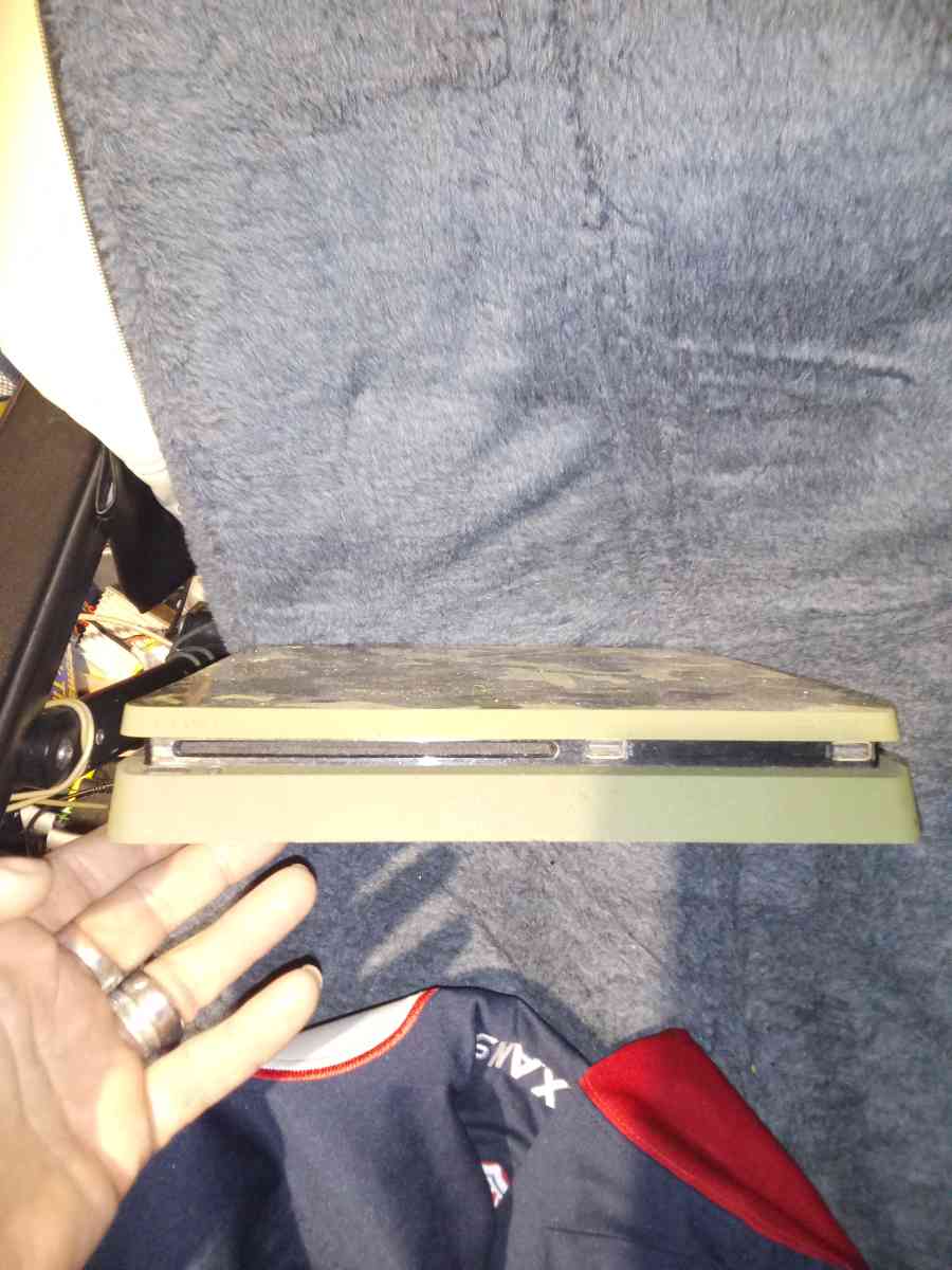 playstation 4 special edition camoflauge with onecontroller - Tampa, Florida - FleaMarketBay