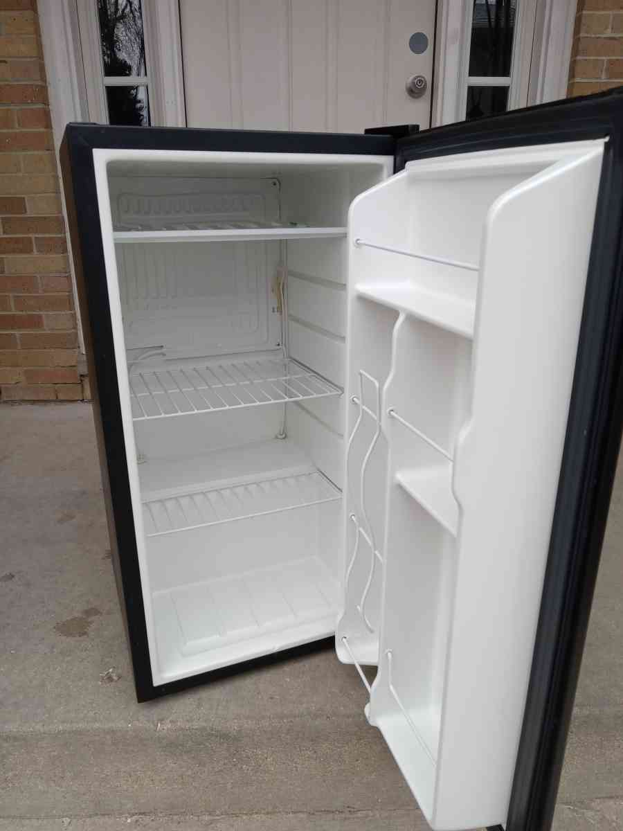 mini refrigerador listo para las chelas - Elgin, Illinois - FleaMarketBay