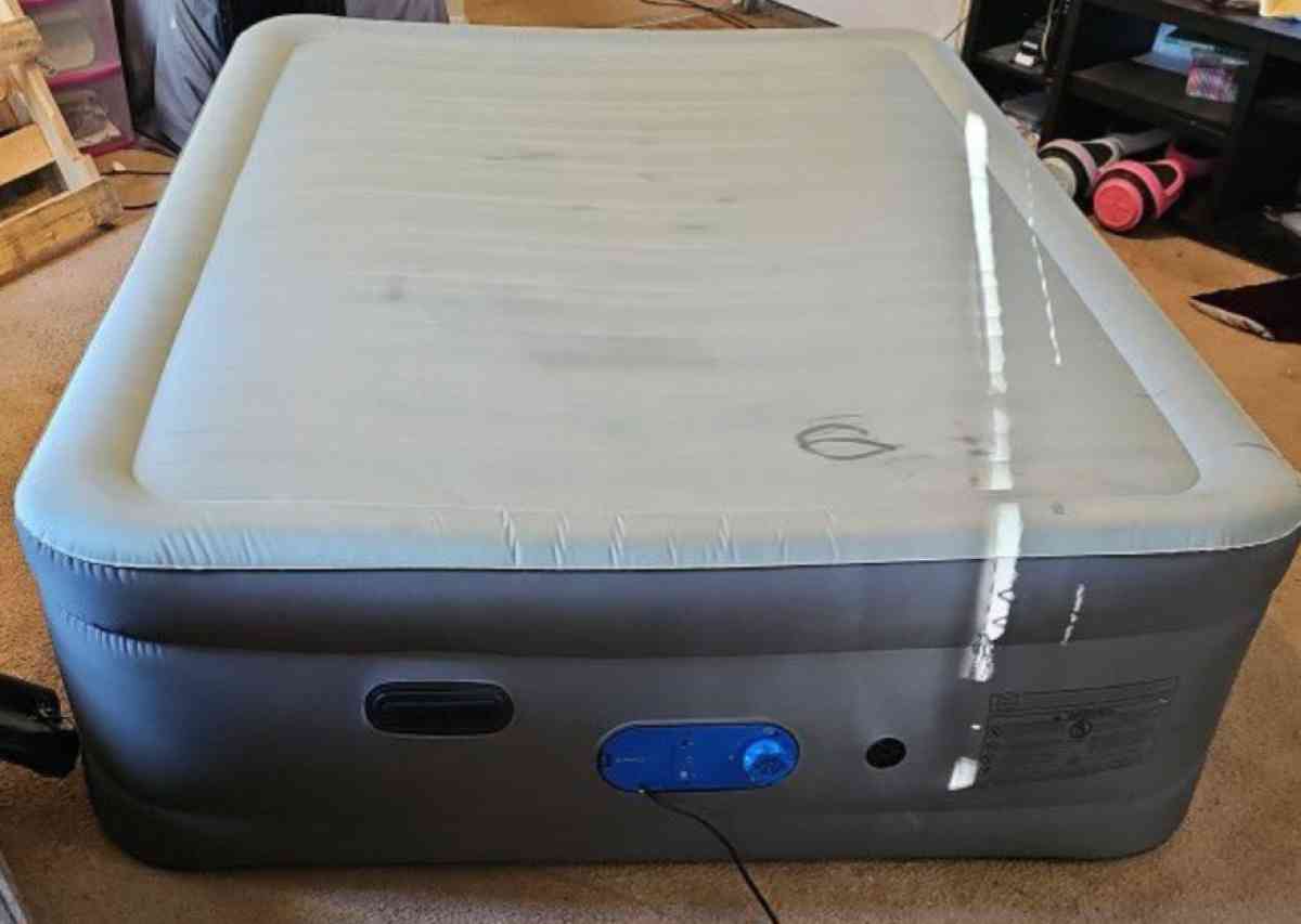 AlwayzAire 20 Queen AirMattress with Builtin Pump - Greensboro, North Carolina - FleaMarketBay