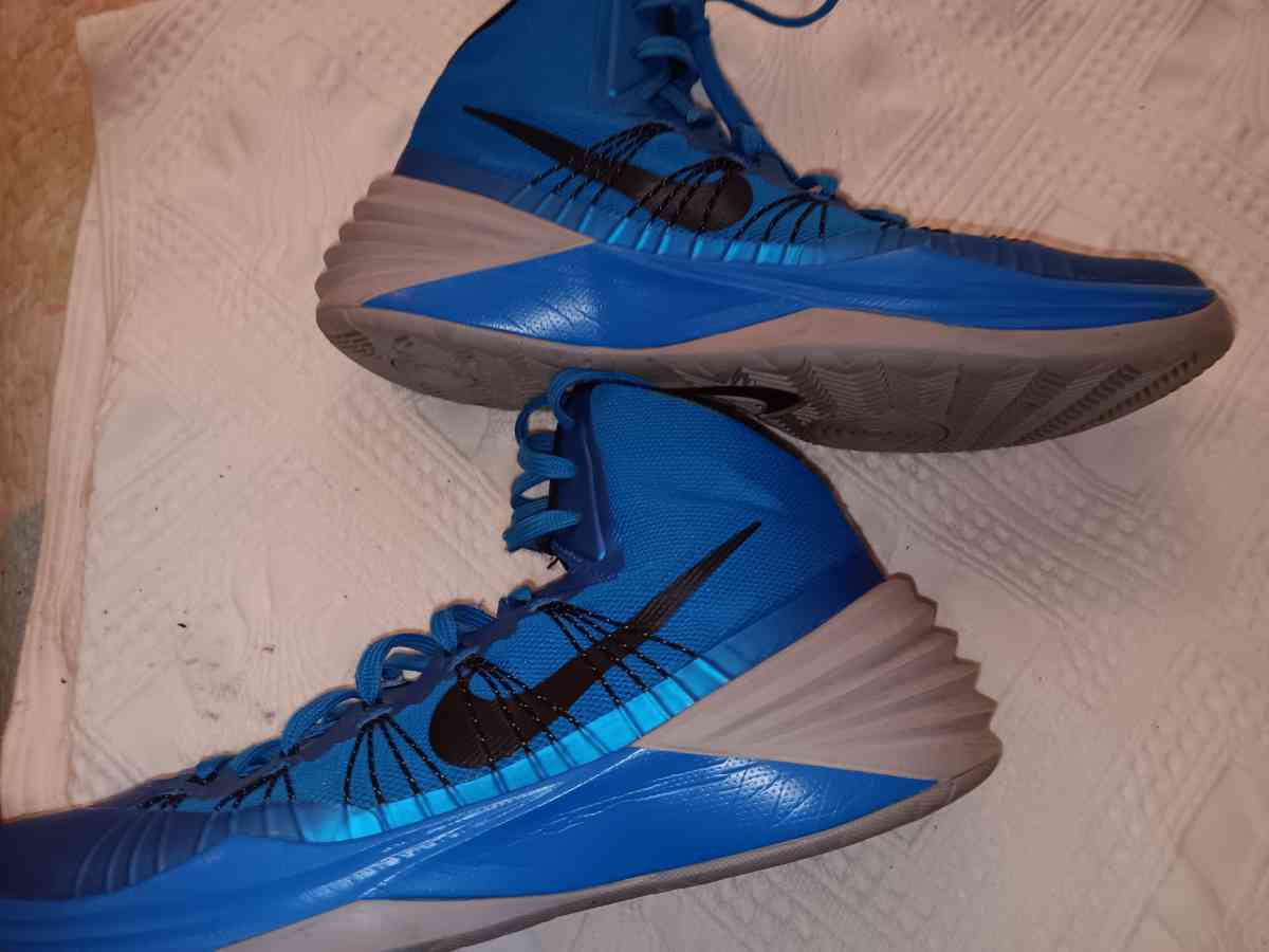 NIKE SNEAKERS - Barnstable, Massachusetts - FleaMarketBay