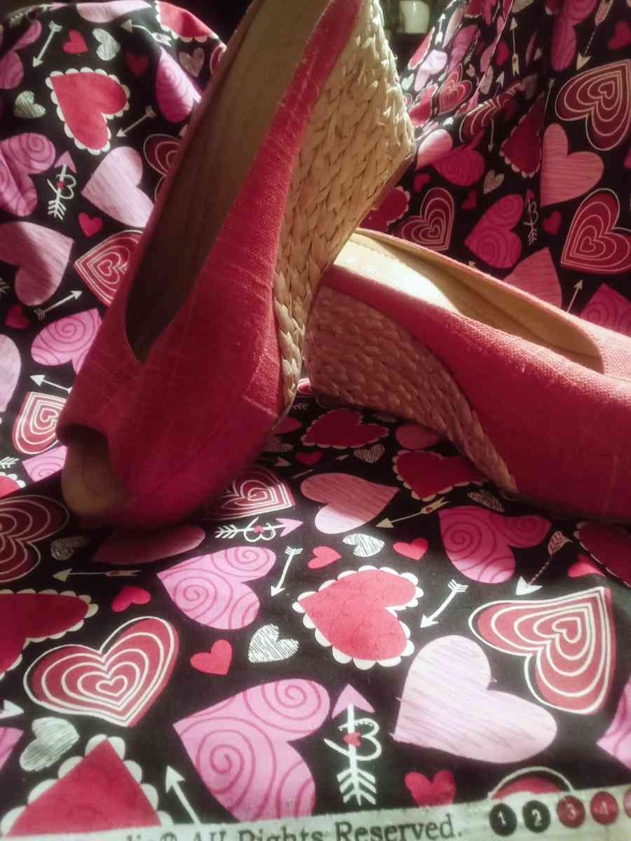 Pink Wedges - Spencer, Oklahoma - FleaMarketBay