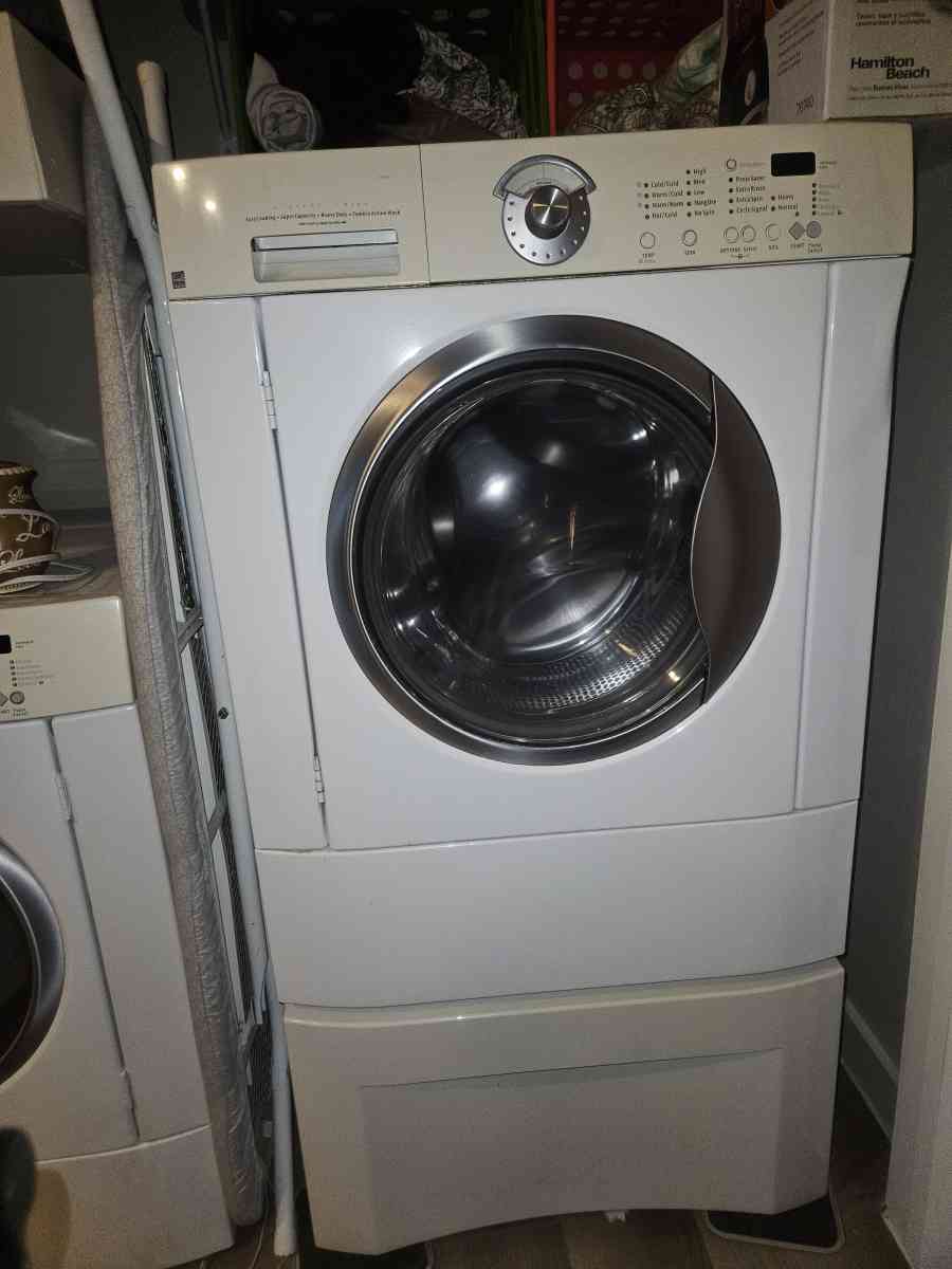 Frigidaire Front load Washer - Converse, Texas