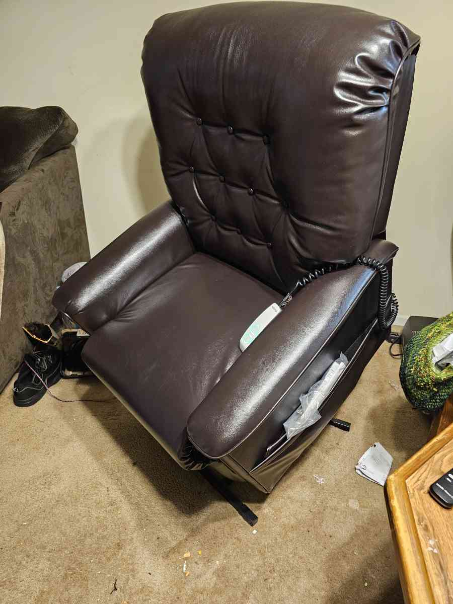 Remote Control lift Chair Recliner - Rockingham, North Carolina - FleaMarketBay