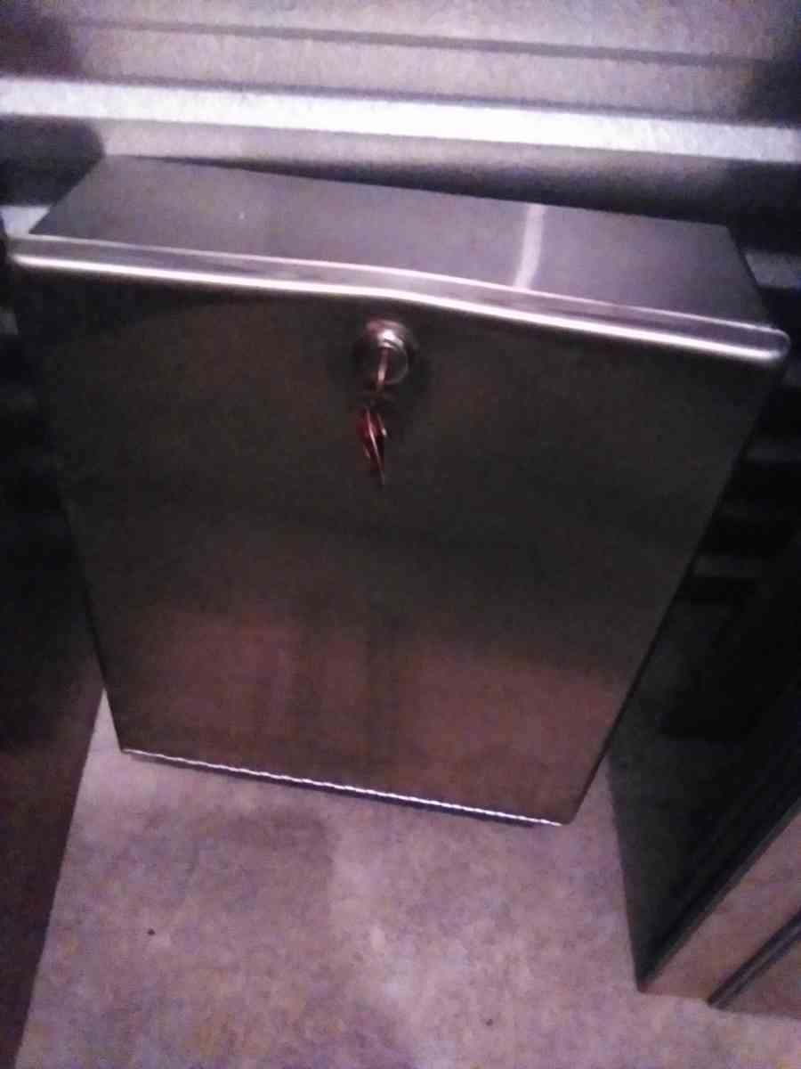 dresser and recliner 4 cherry wood dining chairs - Miamisburg, Ohio - FleaMarketBay