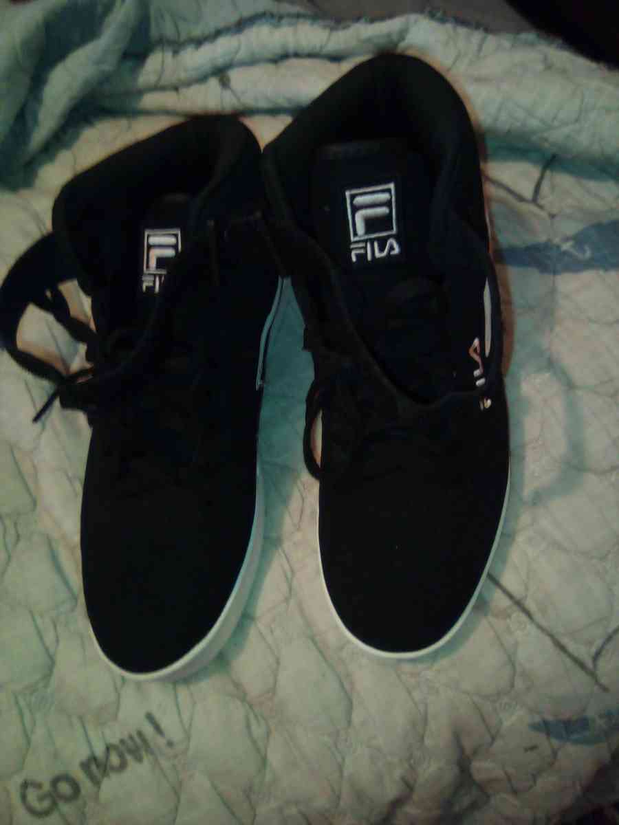 womans Filas shoe size 10 and womans house shoes size 95 10 - Los Angeles, California - FleaMarketBay