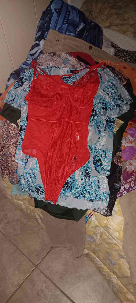 womans clothes 2 dollar each - Dade City, Florida - FleaMarketBay