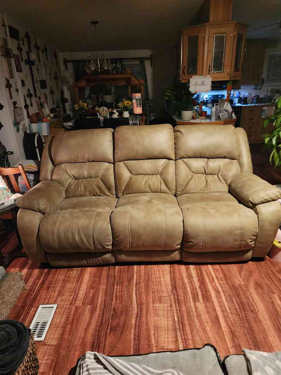 living room suite electric recline couch and lovesaet - Lubbock, Texas - FleaMarketBay