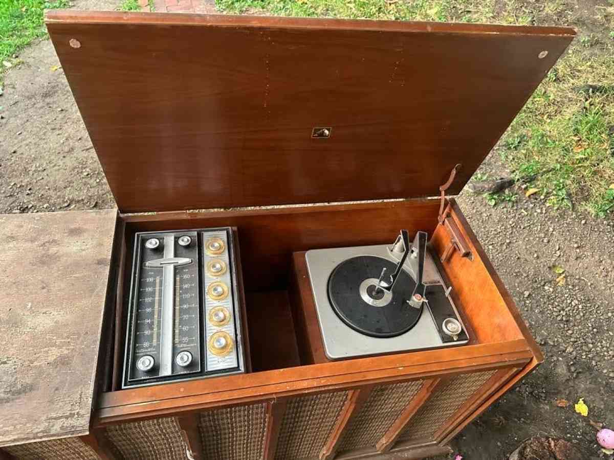 Antique 1942 Victoria Console Record Player - Mc Kees Rocks, Pennsylvania - FleaMarketBay
