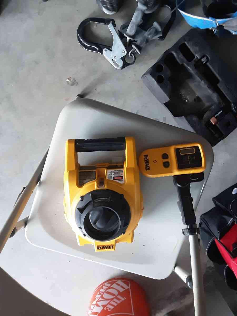 Dewalt battery powered rotary laser level like new condition - Nashville, Tennessee - FleaMarketBay
