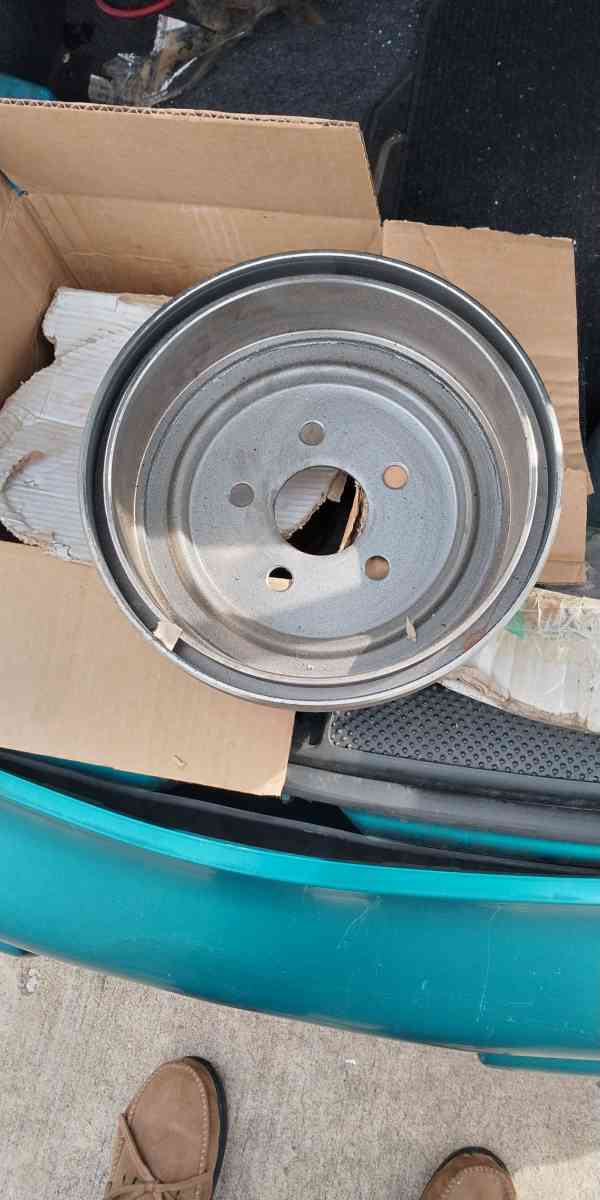 98 caviler 10 inch brake drums brand new still in the box - Warren, Ohio