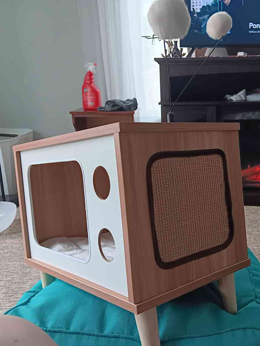 cat bed house toys and scratch pad - Fairmont, Minnesota - FleaMarketBay