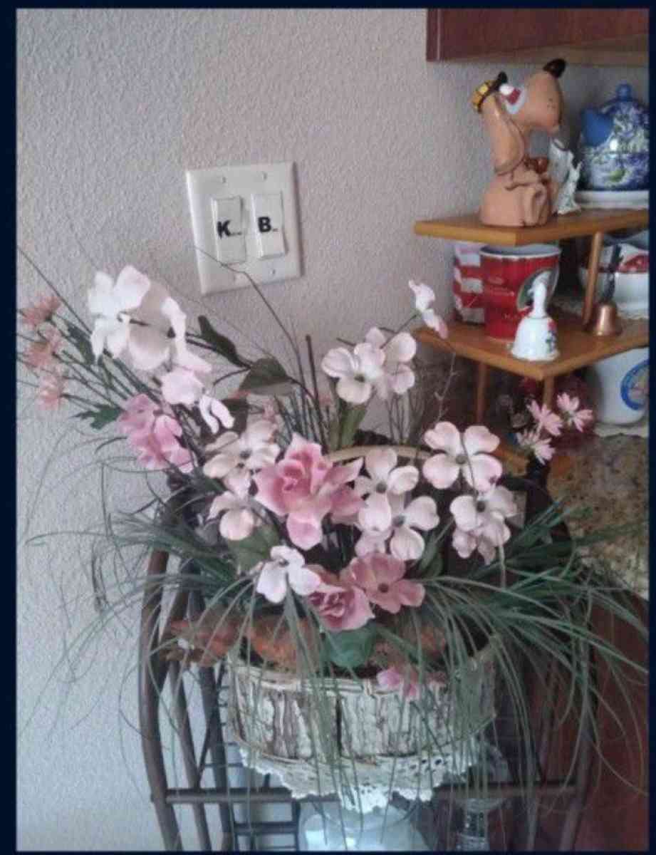 vintage 80s basket of flowers - El Paso, Texas - FleaMarketBay