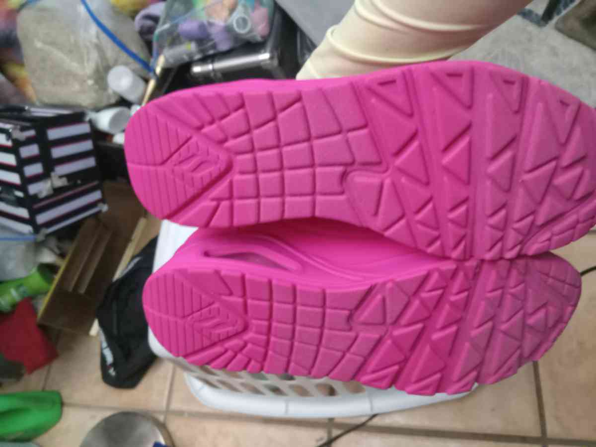 womens hot pink sketchers - Bradenton, Florida - FleaMarketBay