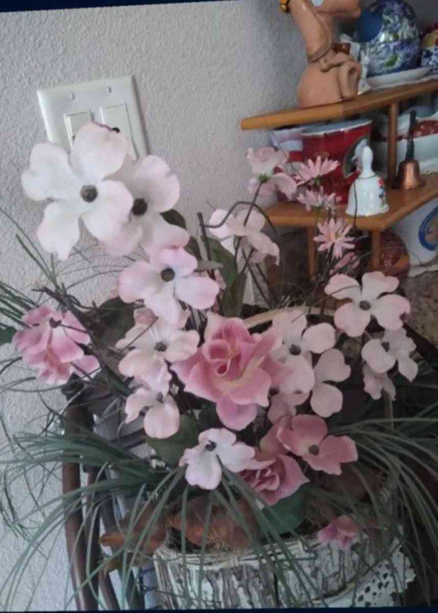 vintage 80s basket of flowers - El Paso, Texas - FleaMarketBay
