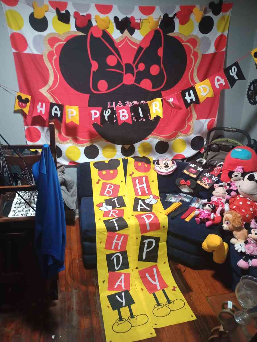 Mickey mouse and Minnie birthday party set with Minnie plush - Waco, Texas
