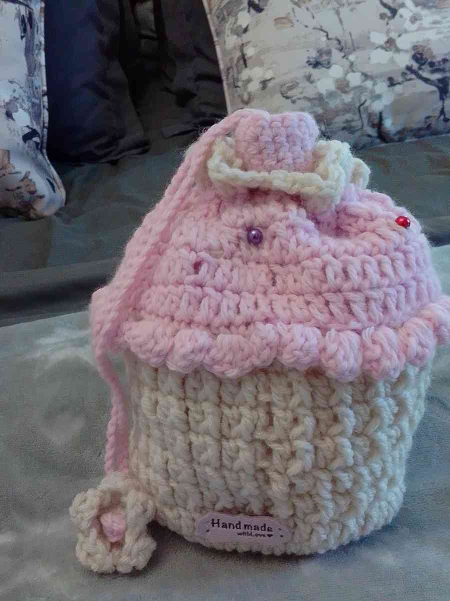 crocheted pink cupcake pouch - Cuddebackville, New York - FleaMarketBay