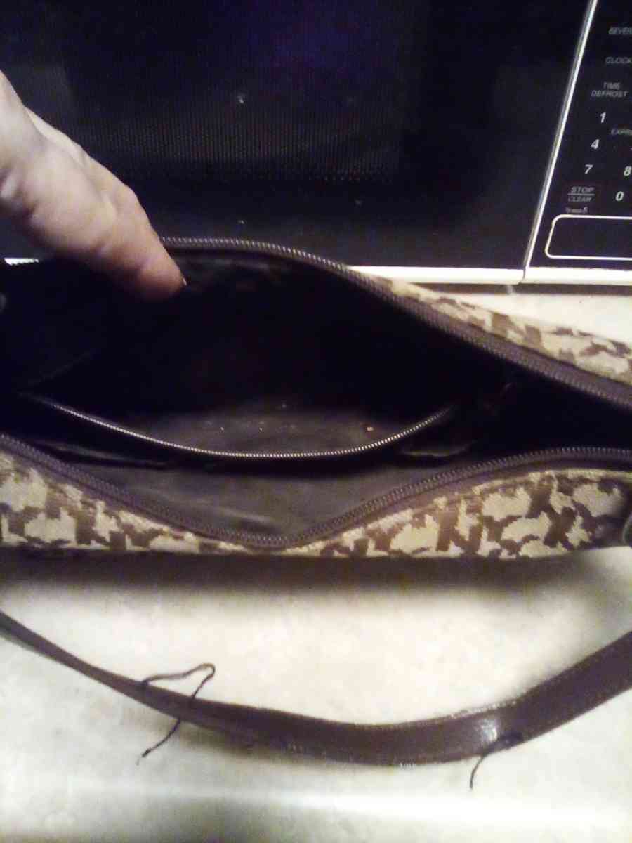 a womans purse - Adamsville, Ohio - FleaMarketBay