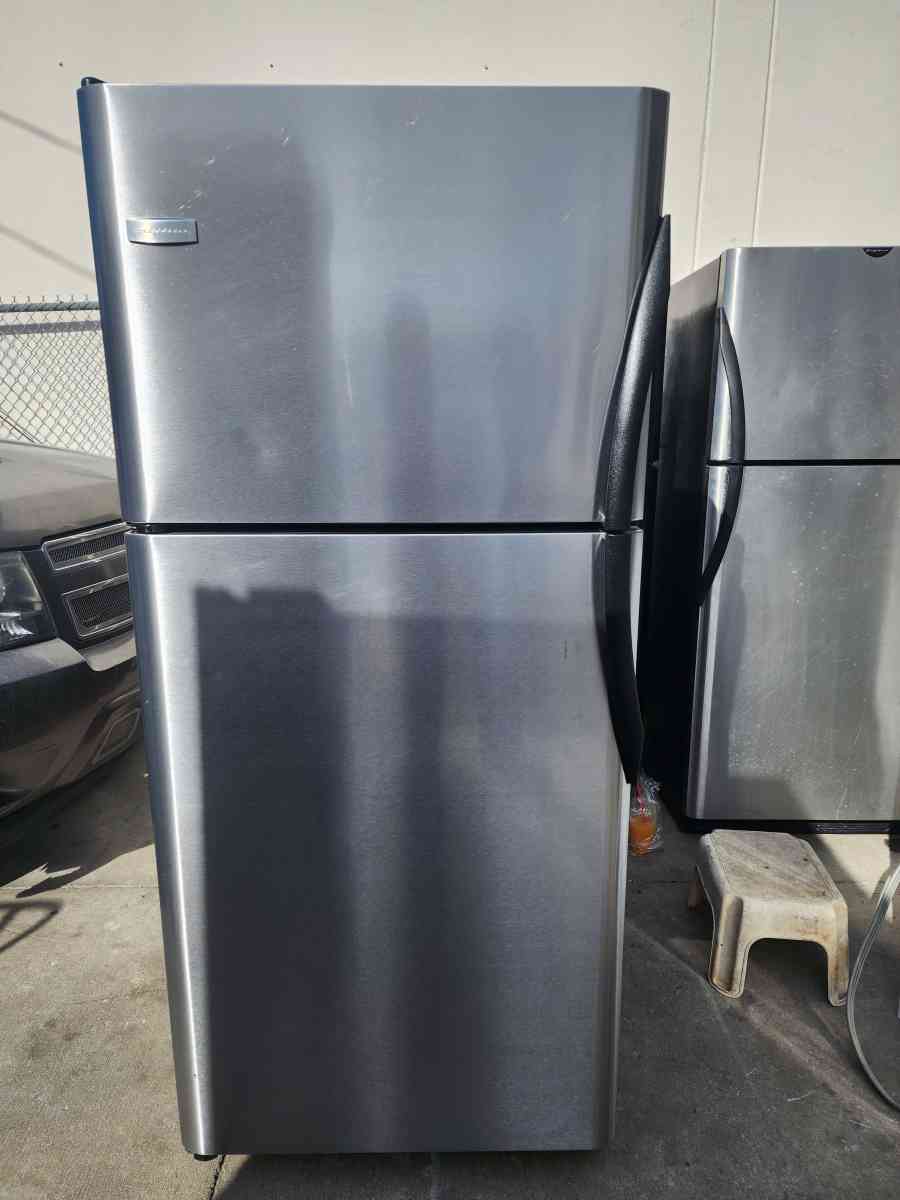 FRIGIDAIRE STAINLESS STEEL FRIDGE