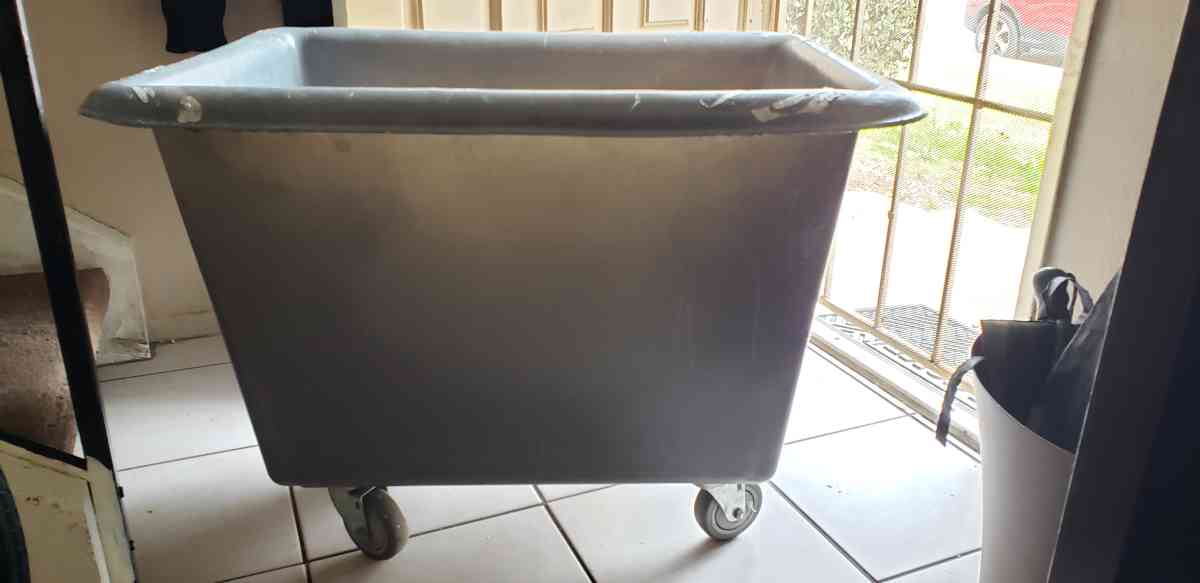 ULINE ROYAL BASKET 6BU - Chino, California - FleaMarketBay