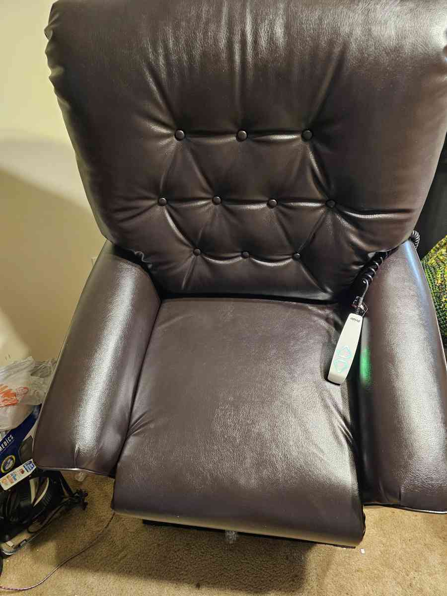 Remote Control lift Chair Recliner - Rockingham, North Carolina - FleaMarketBay