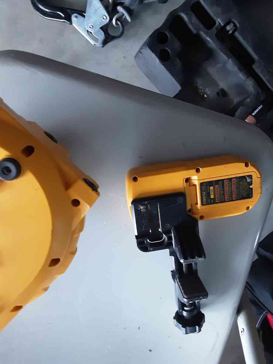 Dewalt battery powered rotary laser level like new condition - Nashville, Tennessee