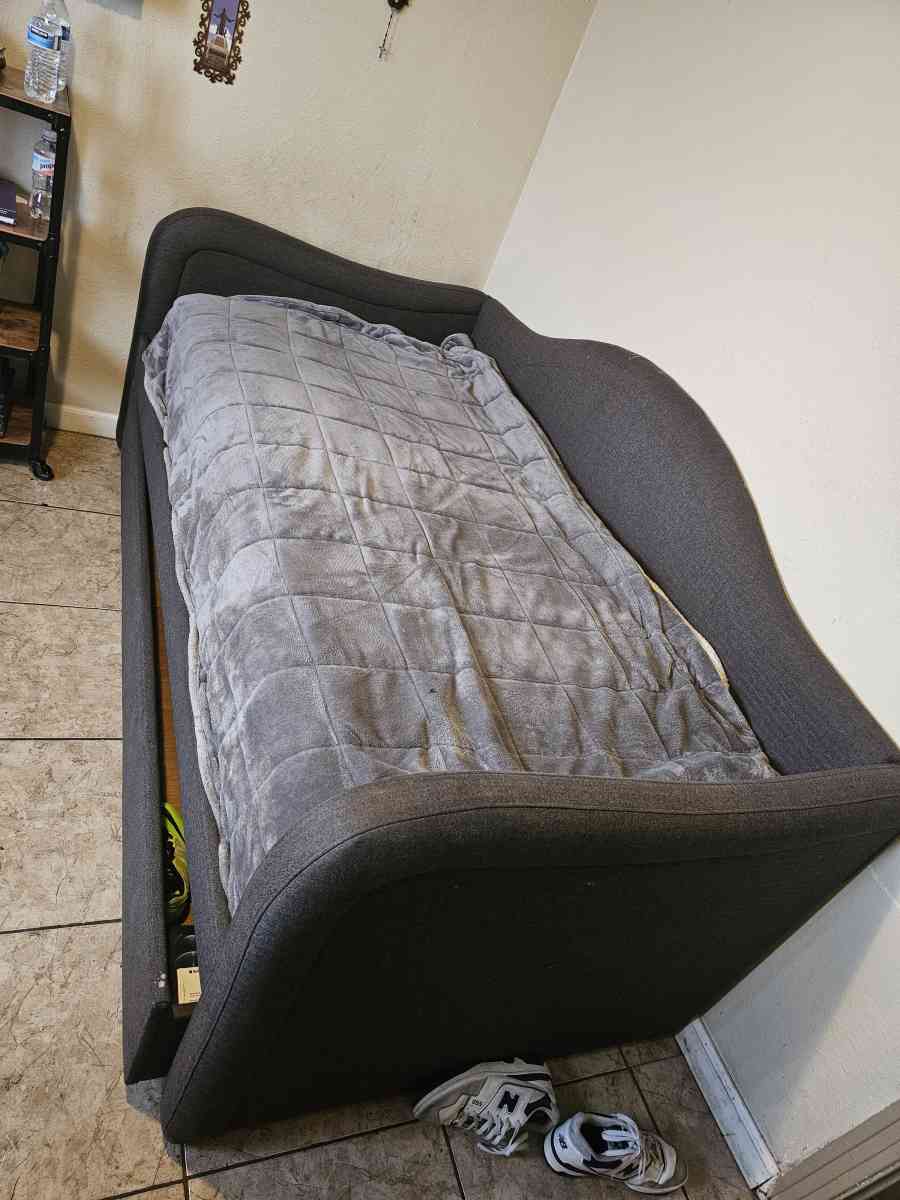 twin beds - Turlock, California - FleaMarketBay