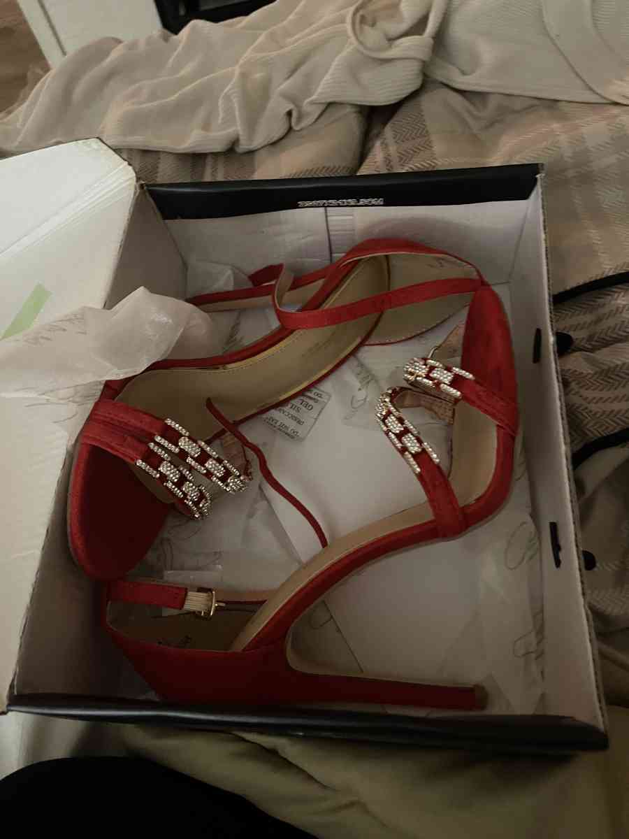 RED HEELS - Las Vegas, Nevada - FleaMarketBay