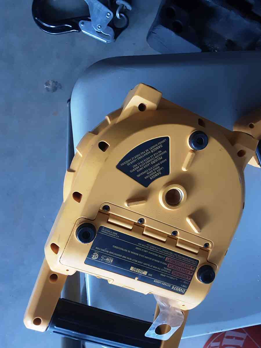 Dewalt battery powered rotary laser level like new condition - Nashville, Tennessee - FleaMarketBay